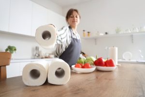 Ljudi masovno ubacuju list ubrusa u zamrzivač: Neverovatno je zašto to rade! - content image