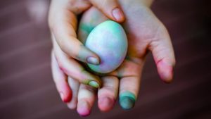 Evo kako da na najlaši način uklonite fleke od boje sa ruku: Nakon farbanja uskršnjih jaja uradite ovo - content image