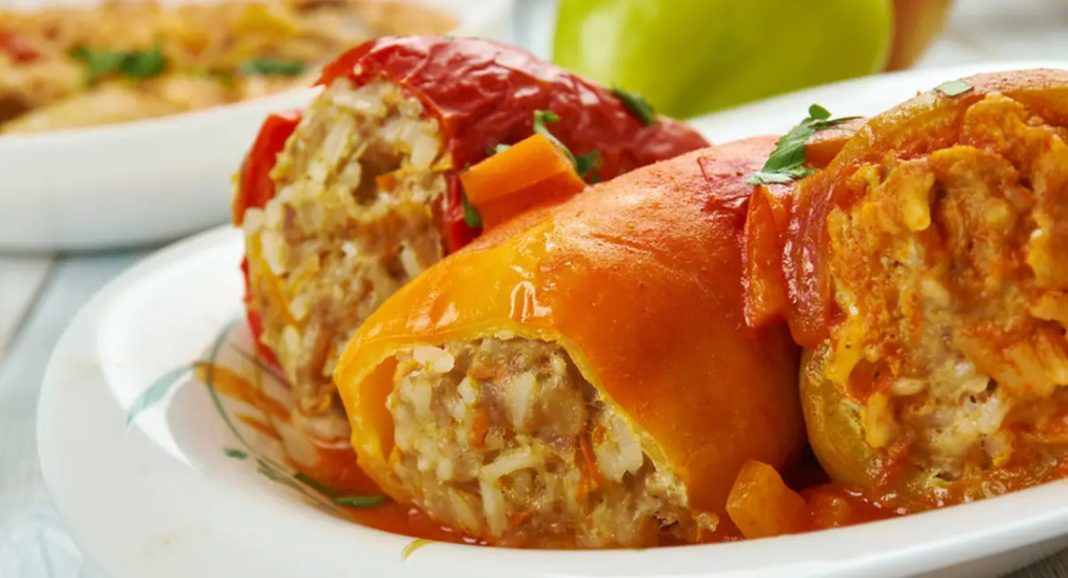 Mađarski kuhari 0tkrili RECEPT ZA NAJUKUSNIJE PUNJENE PAPRIKE: NE D0DAJU V0DU, EV0 u čemu ih kuhaju - featured image