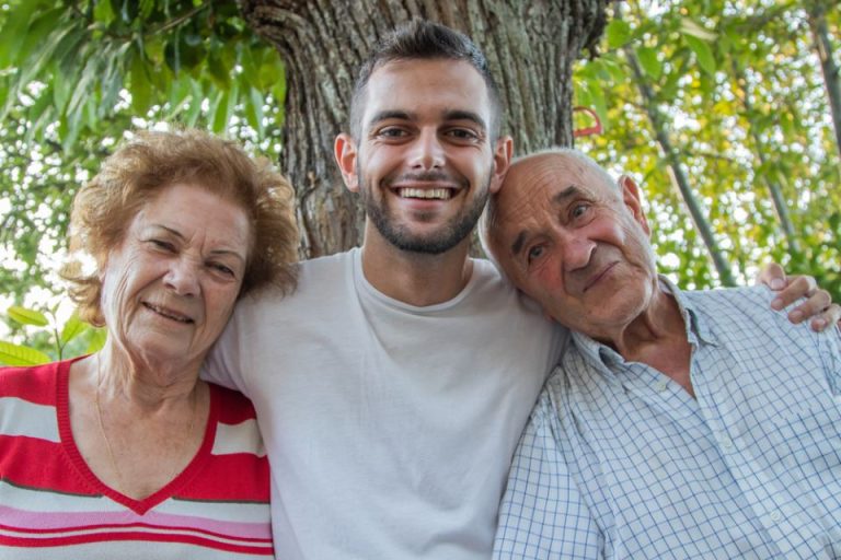 “Javno se odričemo našeg sina, on, zajedno sa snajkom, za nas više jednostavno ne postoji”: Roditelji se odrekli sina preko novina a njegova reakcija šokira - featured image “Javno se odričemo našeg sina, on, zajedno sa snajkom, za nas više jednostavno ne postoji”: Roditelji se odrekli sina preko novina a njegova reakcija šokira - featured image