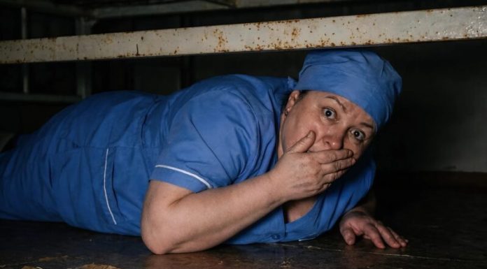 Noć kada je istina ispuzala ispod kreveta: hrabrost jedne sanitarke razotkrila tihi teror u sobi broj 7 Noć kada je istina ispuzala ispod kreveta: hrabrost jedne sanitarke razotkrila tihi teror u sobi broj 7 - featured image