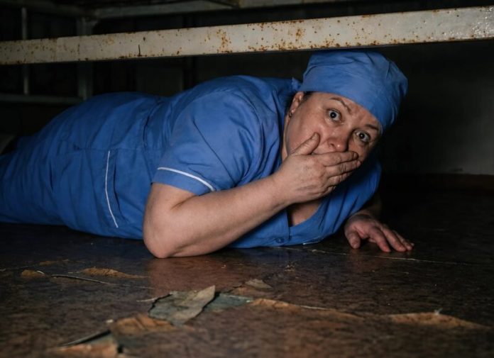 Noć kada je istina ispuzala ispod kreveta: hrabrost jedne sanitarke razotkrila tihi teror u sobi broj 7 - featured image Noć kada je istina ispuzala ispod kreveta: hrabrost jedne sanitarke razotkrila tihi teror u sobi broj 7 - featured image