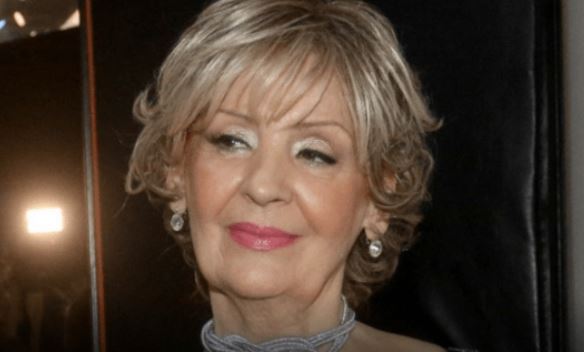 Vjenčanica Lepe Lukić hit je i za današnje standarde, pogledajte samo: Isplivala jedina fotografija vjenčanja pjevačice sa suprugom kojeg je uhvatila u preljubi - featured image Vjenčanica Lepe Lukić hit je i za današnje standarde, pogledajte samo: Isplivala jedina fotografija vjenčanja pjevačice sa suprugom kojeg je uhvatila u preljubi - featured image