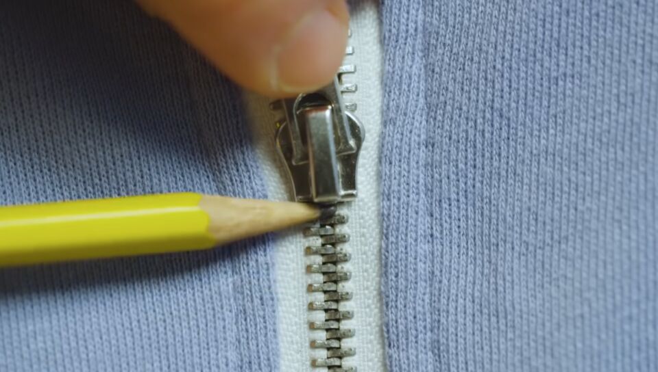5 tehnika za popravku najčešćih problema sa rajsferšlusom: Sve rešivo kod kuće, bez odlaska kod krojača - featured image 5 tehnika za popravku najčešćih problema sa rajsferšlusom: Sve rešivo kod kuće, bez odlaska kod krojača - featured image
