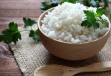 Trebam li rižu prati prije kuhanja? Mnogi ljudi to ne znaju, ali je važno … Trebam li rižu prati prije kuhanja? Mnogi ljudi to ne znaju, ali je važno … - featured image