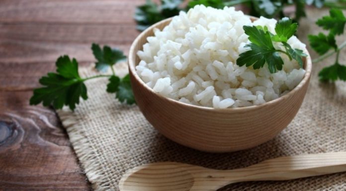 Trebam li rižu prati prije kuhanja? Mnogi ljudi to ne znaju, ali je važno … Trebam li rižu prati prije kuhanja? Mnogi ljudi to ne znaju, ali je važno … - featured image