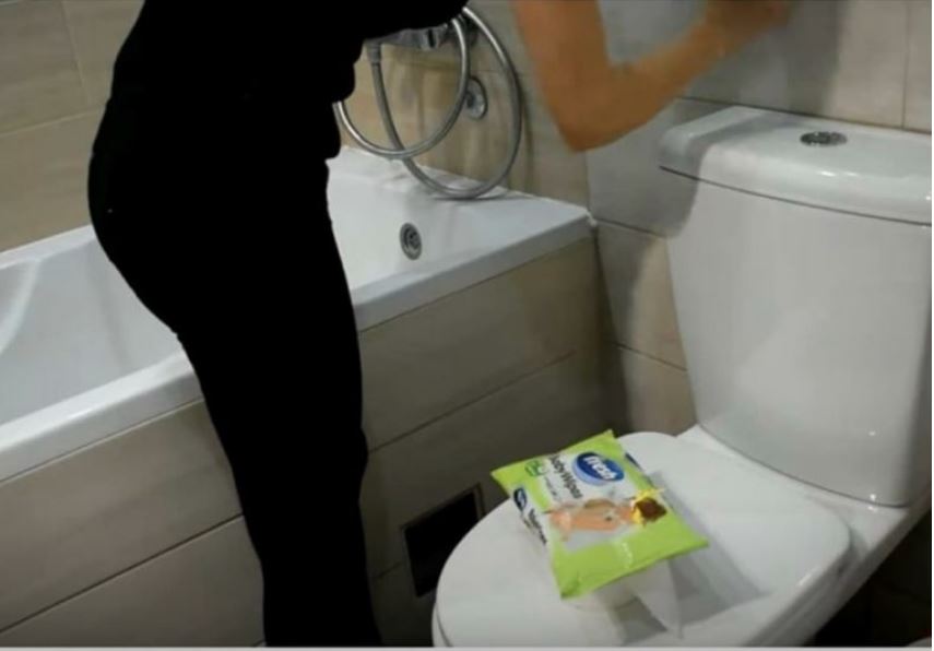 ŽENA SIPALA OVO U VODOKOTLIĆ I IZAZVALA BURU NA INTERNETU: Kupatilo joj miriše mjesecima, a caka nikad prostija - featured image ŽENA SIPALA OVO U VODOKOTLIĆ I IZAZVALA BURU NA INTERNETU: Kupatilo joj miriše mjesecima, a caka nikad prostija - featured image