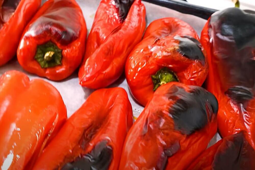 Ovako naše bake čuvaju pečene paprike: Ne gube ukus, a zamrzivač ostaje poluprazan - featured image Ovako naše bake čuvaju pečene paprike: Ne gube ukus, a zamrzivač ostaje poluprazan - featured image