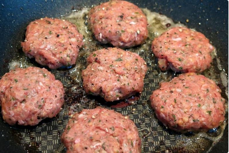 Dodajte jedan tajni sastojak u pljeskavice i više vam nikad neće ispasti tvrde i žilave!!Tajni recept najstarijeg kuhara Jugoslavije…. - featured image Dodajte jedan tajni sastojak u pljeskavice i više vam nikad neće ispasti tvrde i žilave!!Tajni recept najstarijeg kuhara Jugoslavije…. - featured image