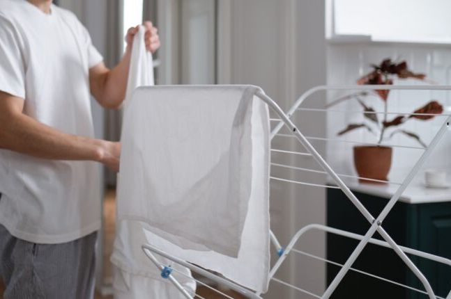 Pada kiša, a veš mora da se osuši: Evo kako da se ne usmrdi i ostane svjež - featured image Pada kiša, a veš mora da se osuši: Evo kako da se ne usmrdi i ostane svjež - featured image