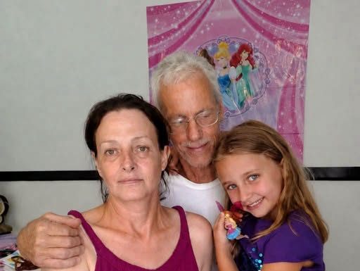 „Svake noći, moj deda me je krišom vodio u svoju sobu… Ali kada je moja majka otkrila zašto je to radio, nije mogao da izdrži i briznula je u plač.“ „Svake noći, moj deda me je krišom vodio u svoju sobu… Ali kada je moja majka otkrila zašto je to radio, nije mogao da izdrži i briznula je u plač.“ - featured image