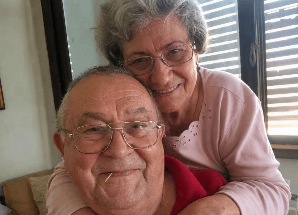 Bili smo u braku 56 godina kada je naša unuka objavila ovu fotografiju na Fejsbuku… Dva sata kasnije, žena koju niko od nas nije poznavao napisao je u komentaru: „Molim vas, nemojte brisati ovu fotografiju. Taj čovek je moj otac.“ - featured image Bili smo u braku 56 godina kada je naša unuka objavila ovu fotografiju na Fejsbuku… Dva sata kasnije, žena koju niko od nas nije poznavao napisao je u komentaru: „Molim vas, nemojte brisati ovu fotografiju. Taj čovek je moj otac.“ - featured image